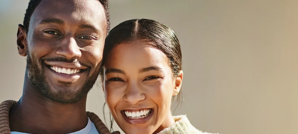 A smiling couple that is happy that they used frozen donor eggs.