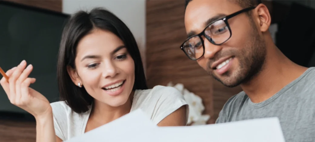 Donor egg recipients reading the 5 steps to finding the best egg donor.